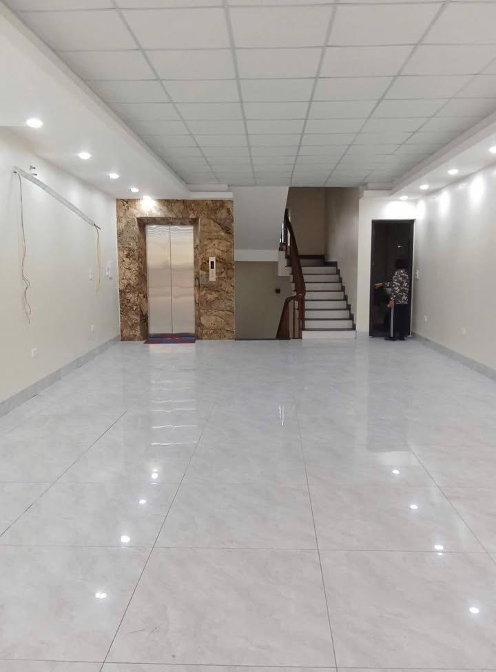 Cho thuê văn phòng mặt phố Chu Huy Mân 100m² giá 23 triệu - Thiết kế hiện đại, tiện nghi đầy đủ!