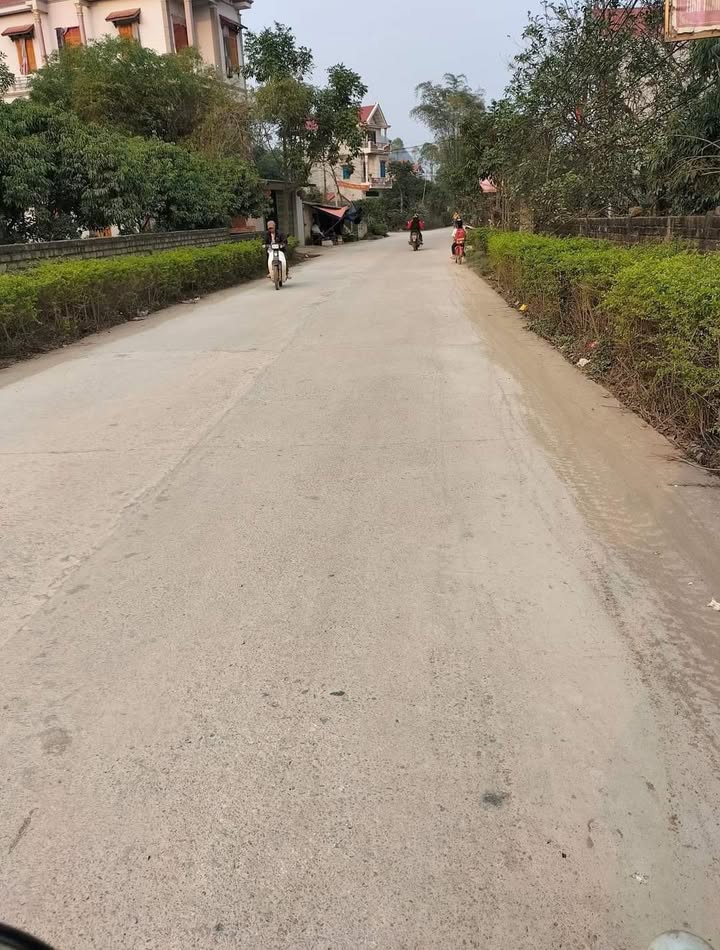 Đất nền mặt đường ĐH93, xã Đồng Tiến, 180m² - Sổ đỏ chính chủ, giá đầu tư hấp dẫn!