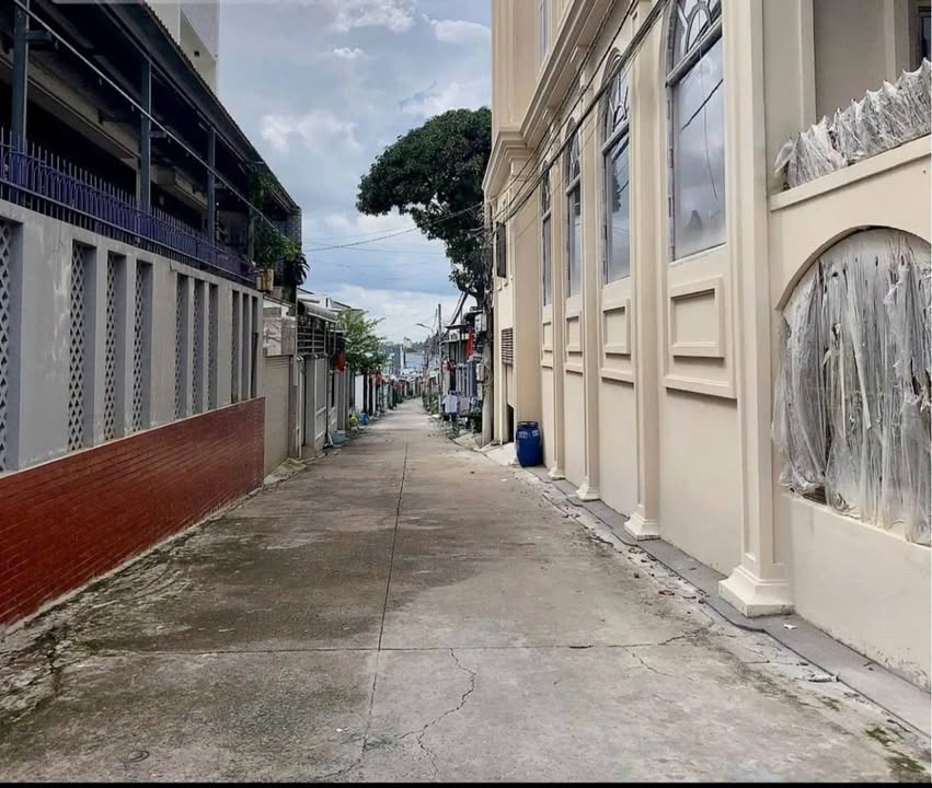 Nhà phố Hiệp Thành Thủ Dầu Một 104m² giá 2.85 tỷ - Thiết kế hiện đại, sân vườn thoáng mát!