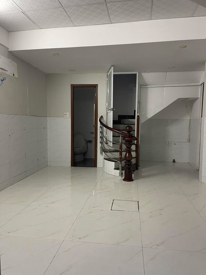 Nhà mặt tiền Trần Văn Đang, quận 3, diện tích 25m² giá 17 triệu - Nhà mới sơn lại, vào ở ngay!