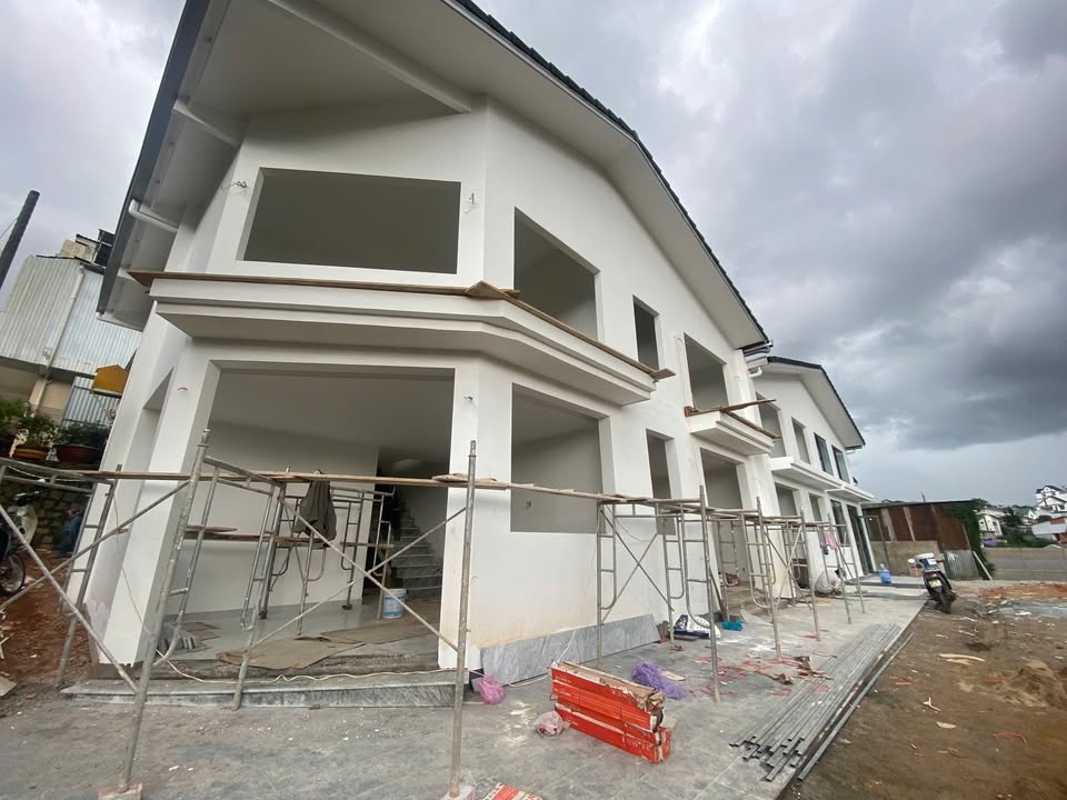 Nhà phố Đà Lạt 80m² giá 3.95 tỷ - Sổ đỏ chính chủ, 2 mặt tiền thoáng đãng!