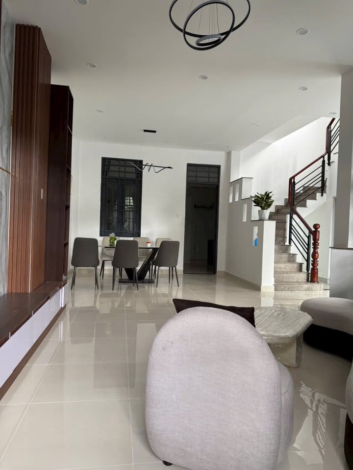 Nhà phố 2 tầng mặt tiền đường 11, Quận 9 - Giá 7.1 tỷ, thương lượng ngay!