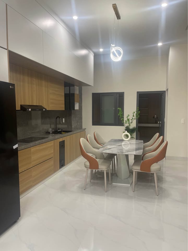 Nhà phố Buôn Ma Thuột 100m² giá 3.35 tỷ - Thiết kế hiện đại, không gian mở!