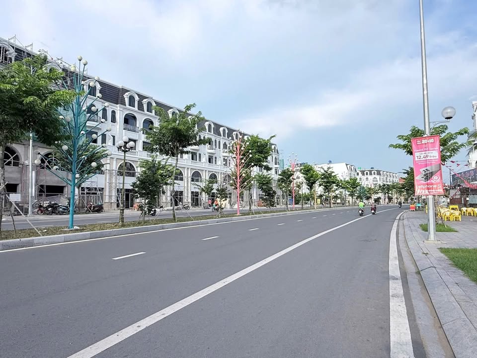 Cho thuê shophouse mặt tiền đường Đại Lộ Đông Tây, Bến Tre - Vị trí đắc địa, giá tốt!