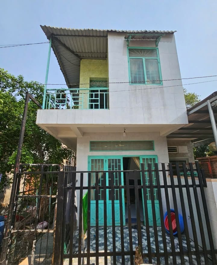 Nhà phố Tân Bình Dĩ An 100m² giá 2.7 tỷ - Đầu tư sinh lời với 4 phòng trọ!