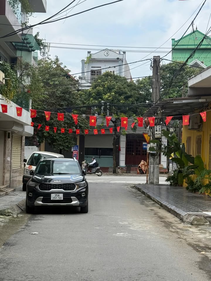 Nhà đẹp Ninh Bình 67m² giá 5 tỷ - Vị trí trung tâm, thuận tiện giao thông!