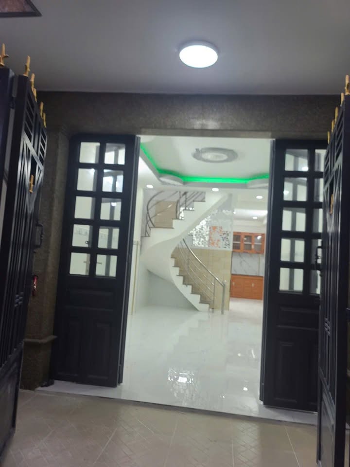 Nhà bán đường Bến Bình Đông, quận 8, 42m² giá 2.45 tỷ - Chính chủ, thuận tiện di chuyển!