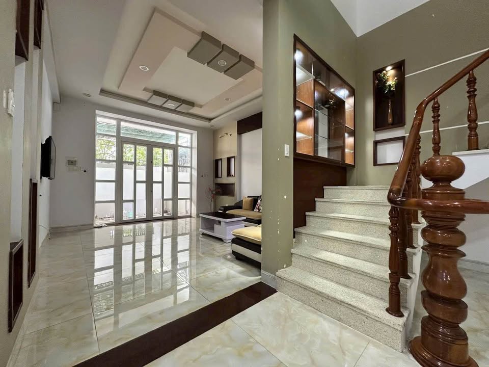 Nhà nguyên căn cho thuê đường Hùng Vương, Phan Thiết 250m² - Nội thất sang trọng, tiện nghi!