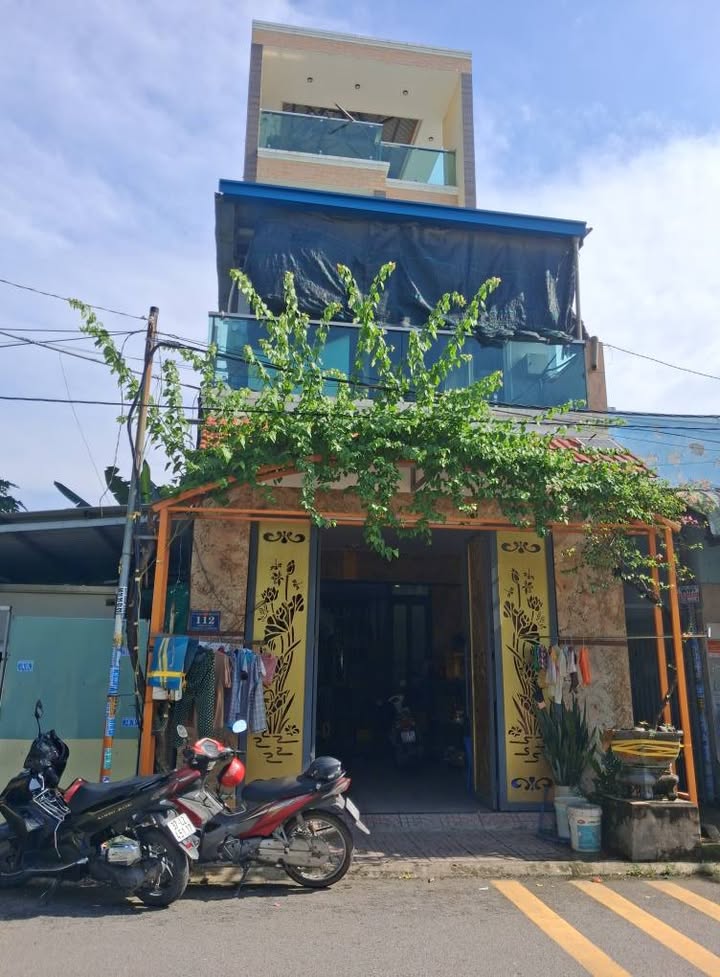 Nhà mặt tiền đường nhựa 8m, phường Tân Đông Hiệp, TP. Dĩ An 120m² giá 5.8 tỷ - Thiết kế hiện đại, kinh doanh tốt!