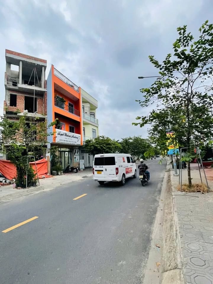 Nhà phố mặt tiền kinh doanh Hoàng Hoa Thám, Dĩ An 120m² giá 4.15 tỷ - Đầu tư sinh lời ngay!