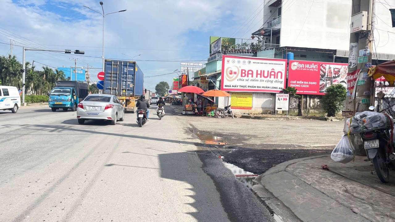 Đất mặt tiền Tỉnh Lộ 10, Đức Hòa 200m² giá chỉ 2.3 tỷ - Cơ hội đầu tư tuyệt vời!