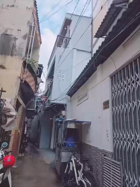 Nhà 3 tầng đúc BTCT hẻm 985 Lạc Long Quân, Tân Bình - Giá chỉ 3.95 tỷ!