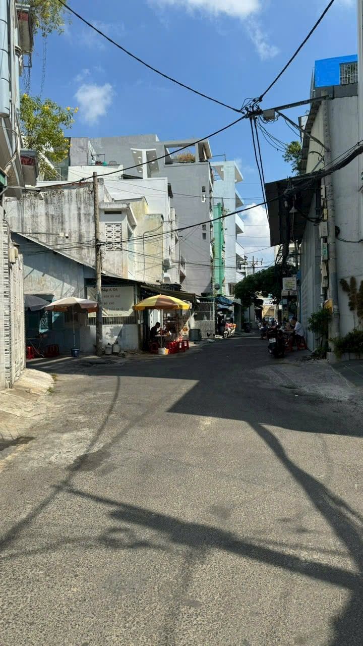 Nhà bán ngay vòng xoay Lê Đại Hành, quận 11 - 68m² chỉ 6.8 tỷ - Tiềm năng xây mới!