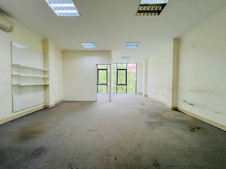 Mặt bằng cho thuê tại Dịch Vọng Hậu, Cầu Giấy – 10 triệu/tháng – Ô tô đỗ cửa!