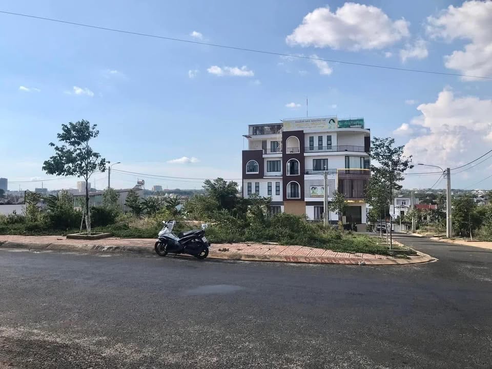 Bán gấp FrontHouse 150m² Đắk Lắk - Góc đẹp 2 mặt tiền, vị trí đắc địa!