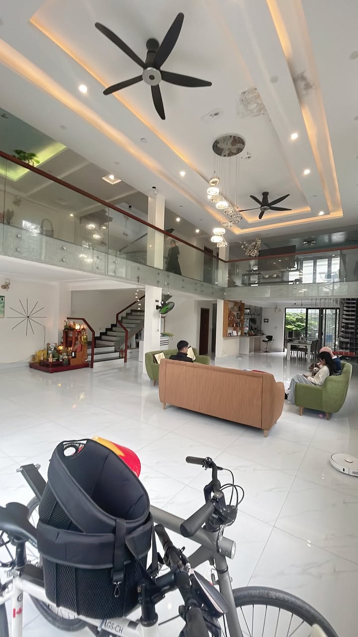 Nhà 3.5 tầng mặt tiền đường Ngô Quyền, Sầm Sơn 186m² giá 8 tỷ - Cách biển chỉ 450m!