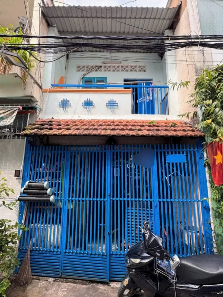 Nhà riêng 106 Lạc Long Quân, Q11 giá 2.98 tỷ - Hẻm thông thoáng gần công viên Đầm Sen!