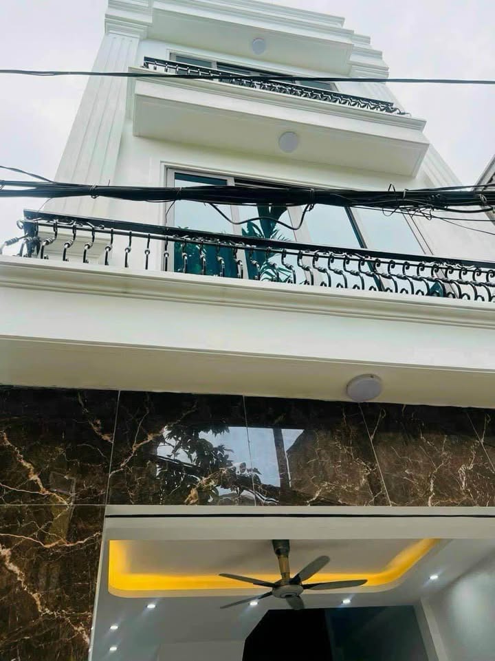 Nhà 3 tầng ngõ Nguyễn Lương Bằng, Bình Hàn, 48m² - Thiết kế thoáng mát, sân sử dụng đa năng!