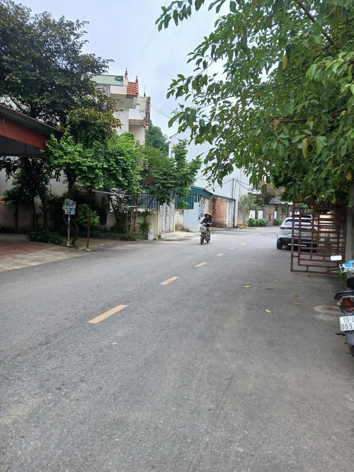 Đất 3 mặt tiền Hoàng Quốc Việt 606m² giá 29.088 tỷ - Cơ hội đầu tư hiếm có!