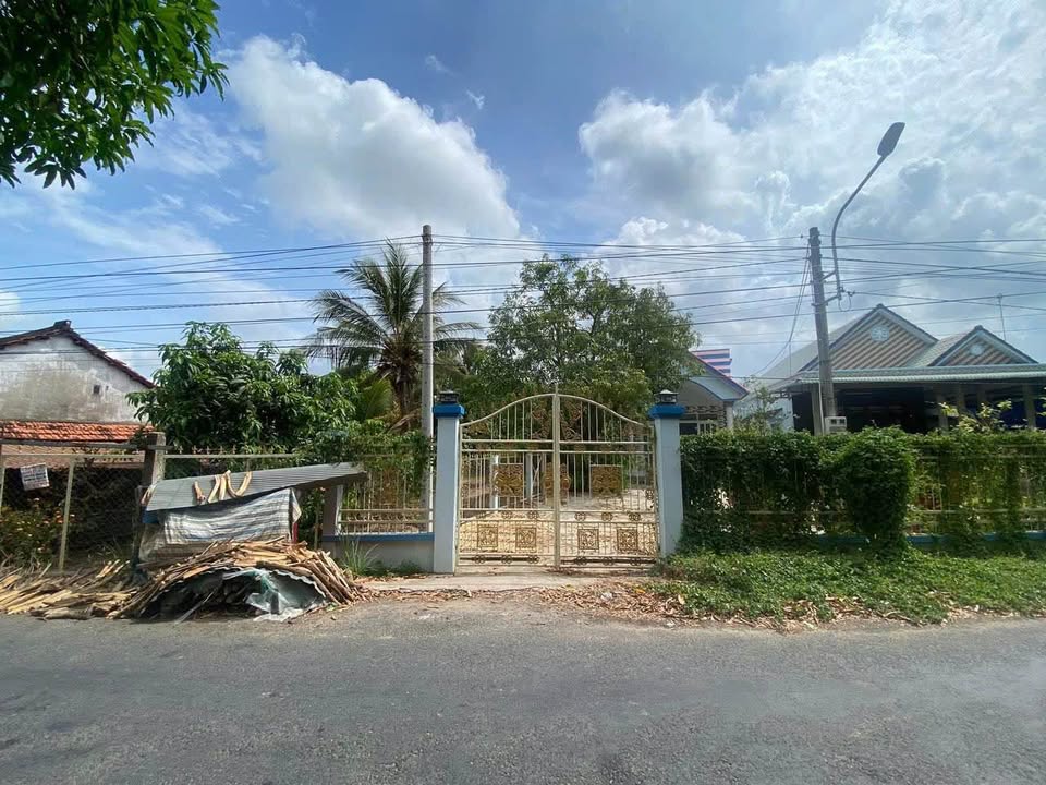 Nhà nguyên căn 3 phòng ngủ tại đường 3/2, phường Mỹ Thọ - Chỉ 3.5 triệu/tháng