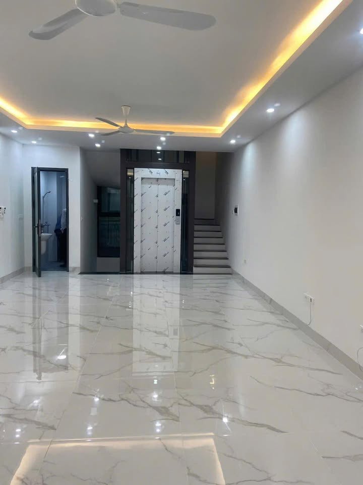 Nhà cho thuê 6 tầng tại Võ Chí Công, Nghĩa Đô, Cầu Giấy - Thang máy, ô tô đỗ sân