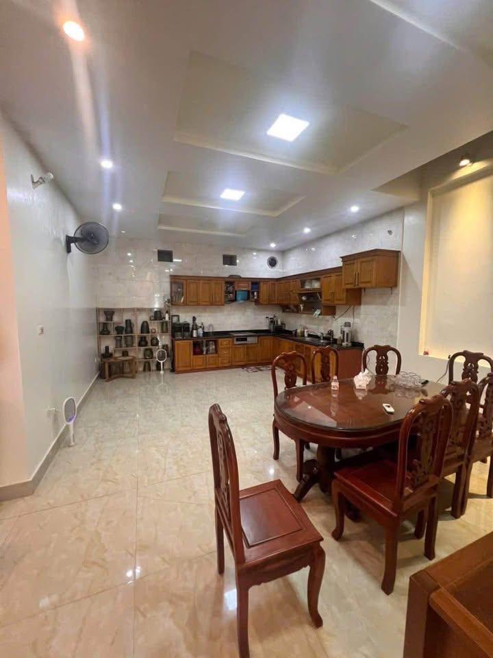 Nhà 3 tầng phố Ngô Thị Nhậm Móng Cái 200m² - Vị trí vàng, giá thương lượng!