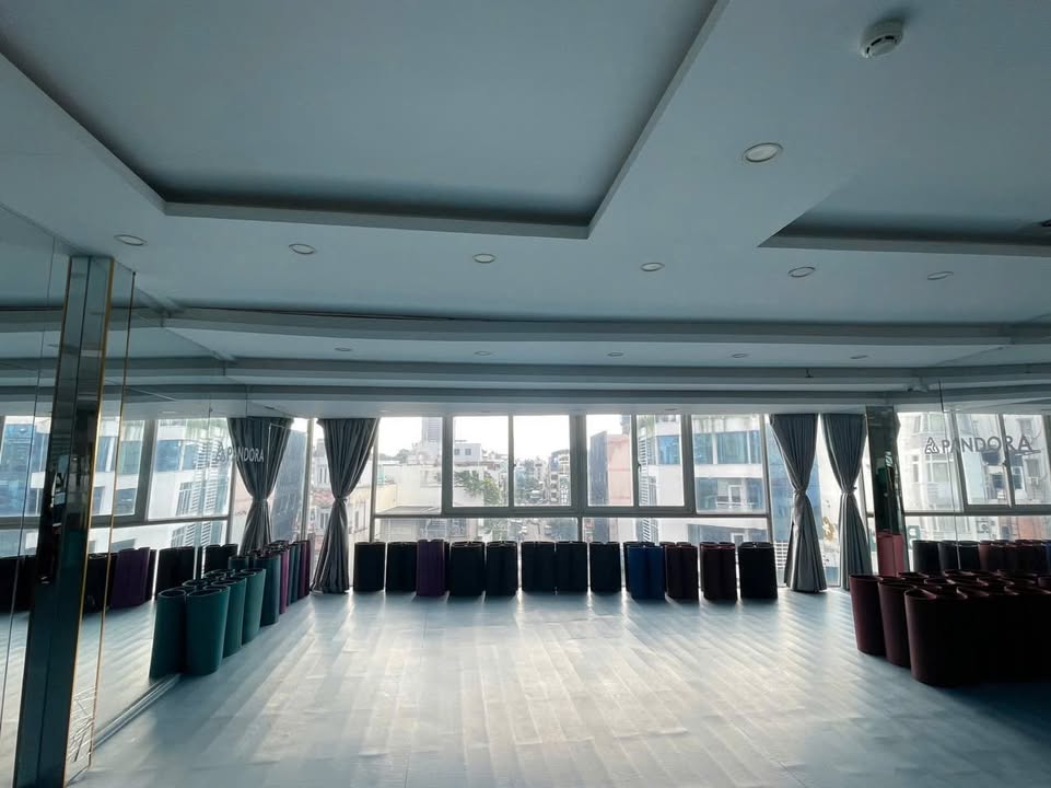 Nhà mặt tiền Nguyễn Văn Cừ, Quận 1, 144m² - Cho thuê ngay, vị trí đắc địa!