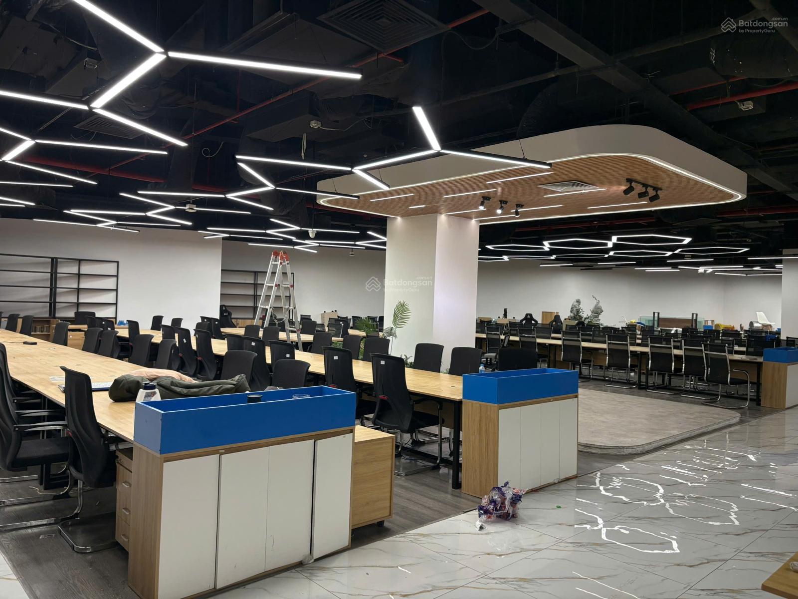 Cho thuê văn phòng MBKD tại Royal City, Thanh Xuân 900m² - Giá tốt, hỗ trợ setup!
