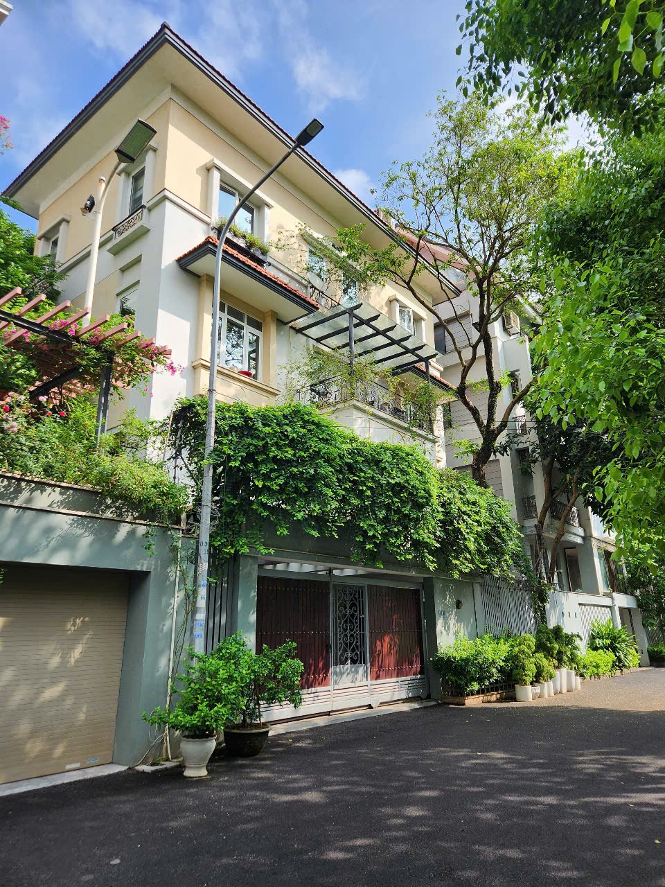 Biệt thự Vườn Đào, Tây Hồ 230m² giá 130 tỷ - View vườn hoa, gần Lotte Mall!