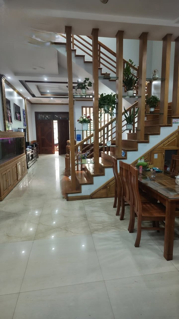 Bán nhà 3 tầng đường Lý Thái Tổ, phường Nam Bình, 108m² giá 5 tỷ - Hướng Nam, đường rộng 7m!