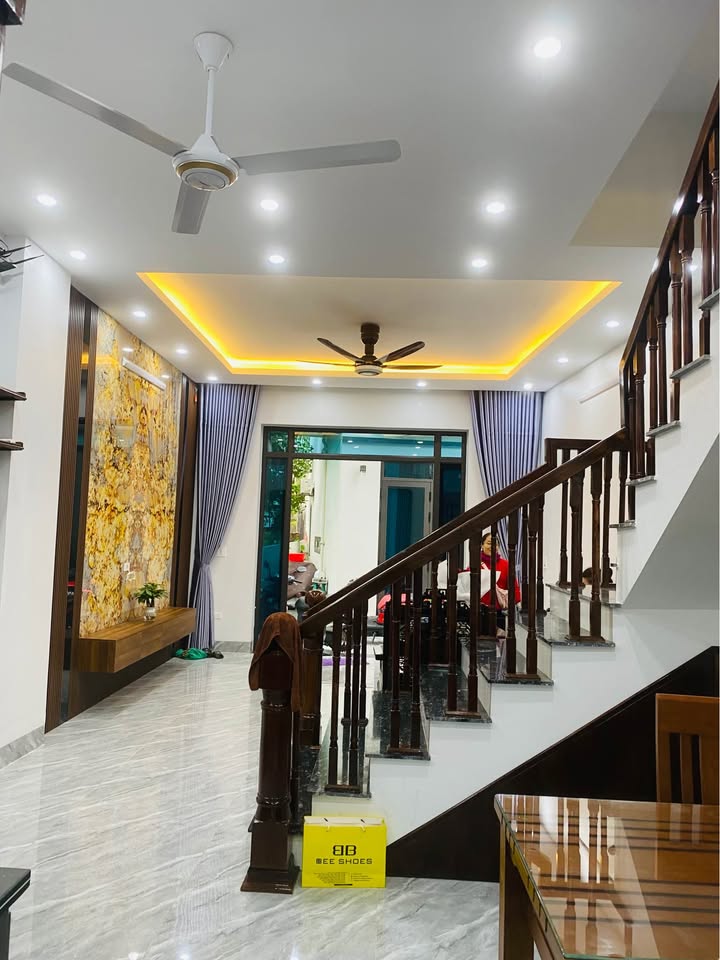 Nhà 3 Tầng Phường Đông Hương 55m² giá 2 tỷ - Thiết kế hiện đại, ô tô vào tận nhà!