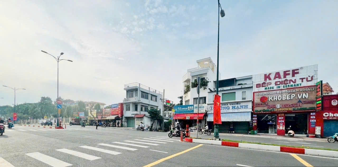 Nhà 3 tầng kinh doanh 2 mặt tiền Lê Văn Việt, Q9 - 205m² giá 45 tỷ - Vị trí đắc địa!