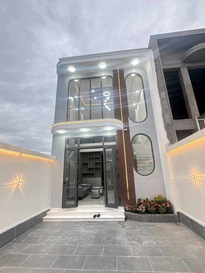 Nhà 1 trệt 1 lầu Thân Cửu Nghĩa 190m² giá 2.47 tỷ - Sẵn sàng vào ở với nhiều nội thất!