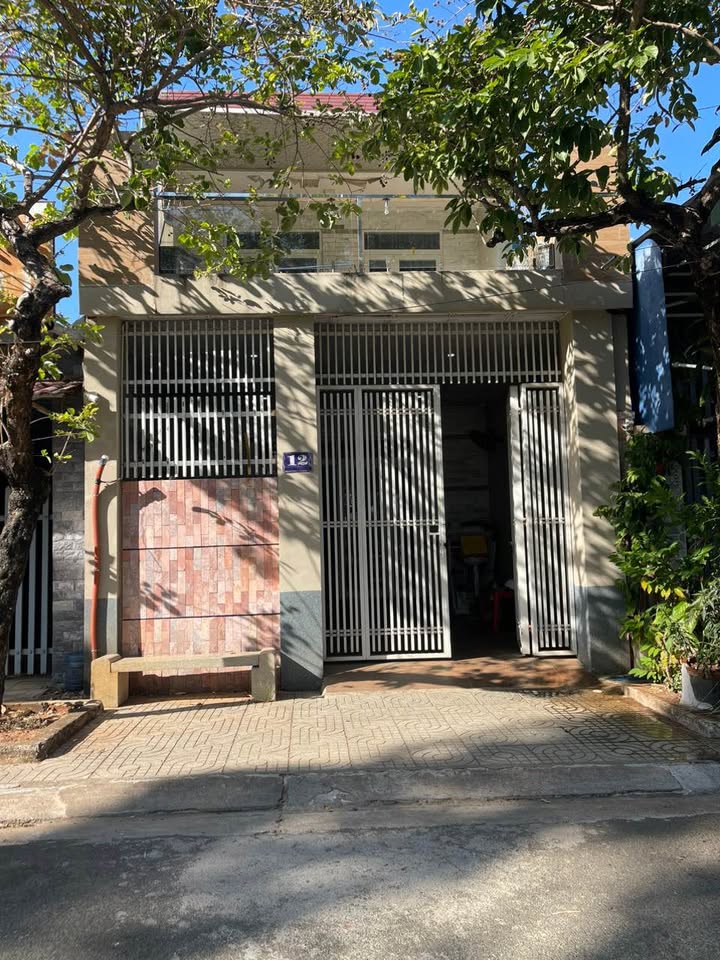 Nhà 2 tầng mặt tiền đường Nguyễn Thành Long, 100m² giá 6 tỷ - Vị trí đẹp, sát công viên!