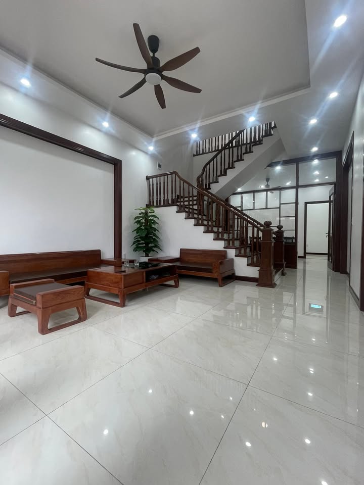 Nhà 3 tầng phố Bình Lộc, 77m² giá 3 tỷ - Hướng Đông mát mẻ, ô tô đỗ cửa!