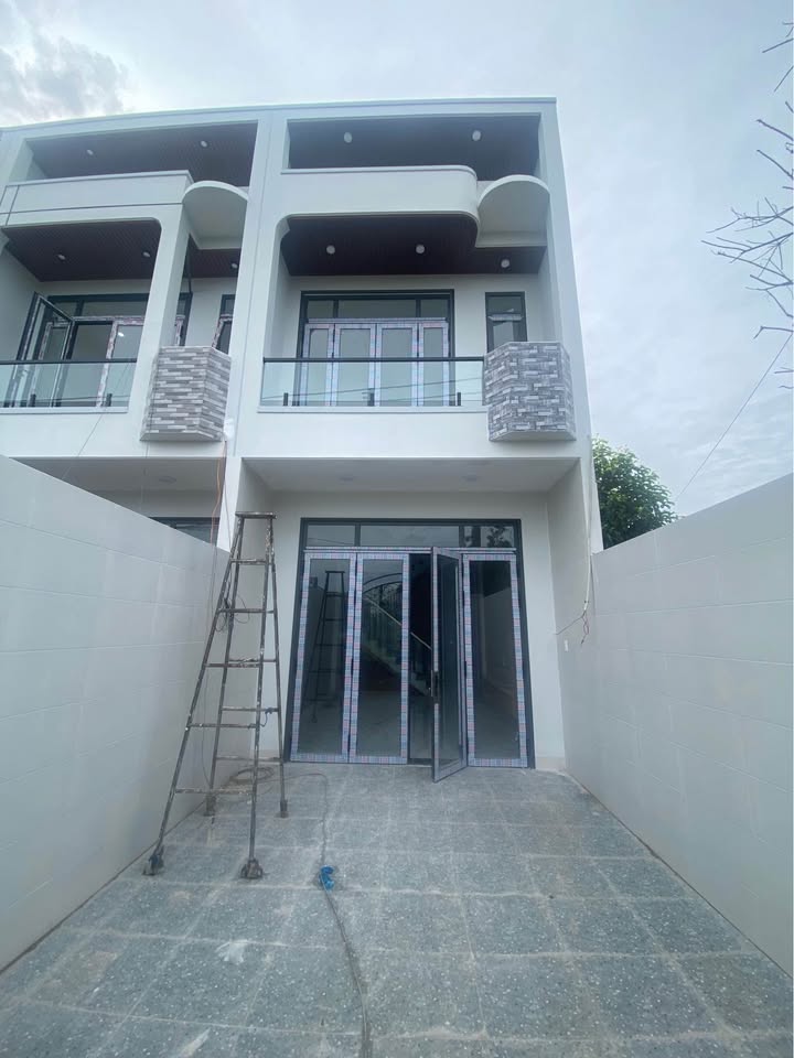 Nhà đẹp hẻm Lý Thái Tổ, Pleiku 100m² giá 2.3 tỷ - Không thể bỏ lỡ!