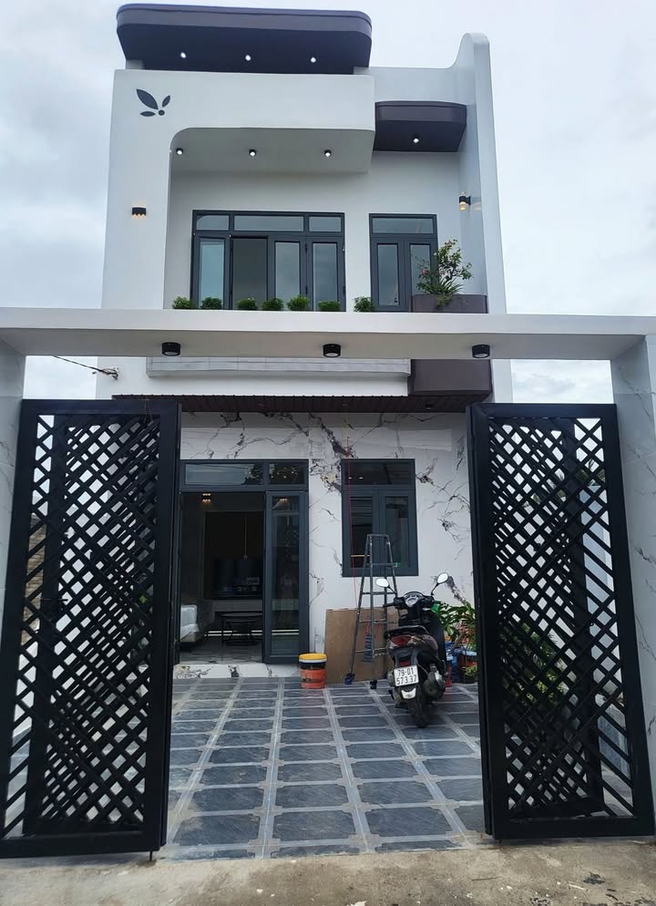 Nhà 2 tầng đẹp tại Diên Lạc, Diên Khánh 92m² giá 2.39 tỷ - Kinh doanh tốt, đầy đủ nội thất!