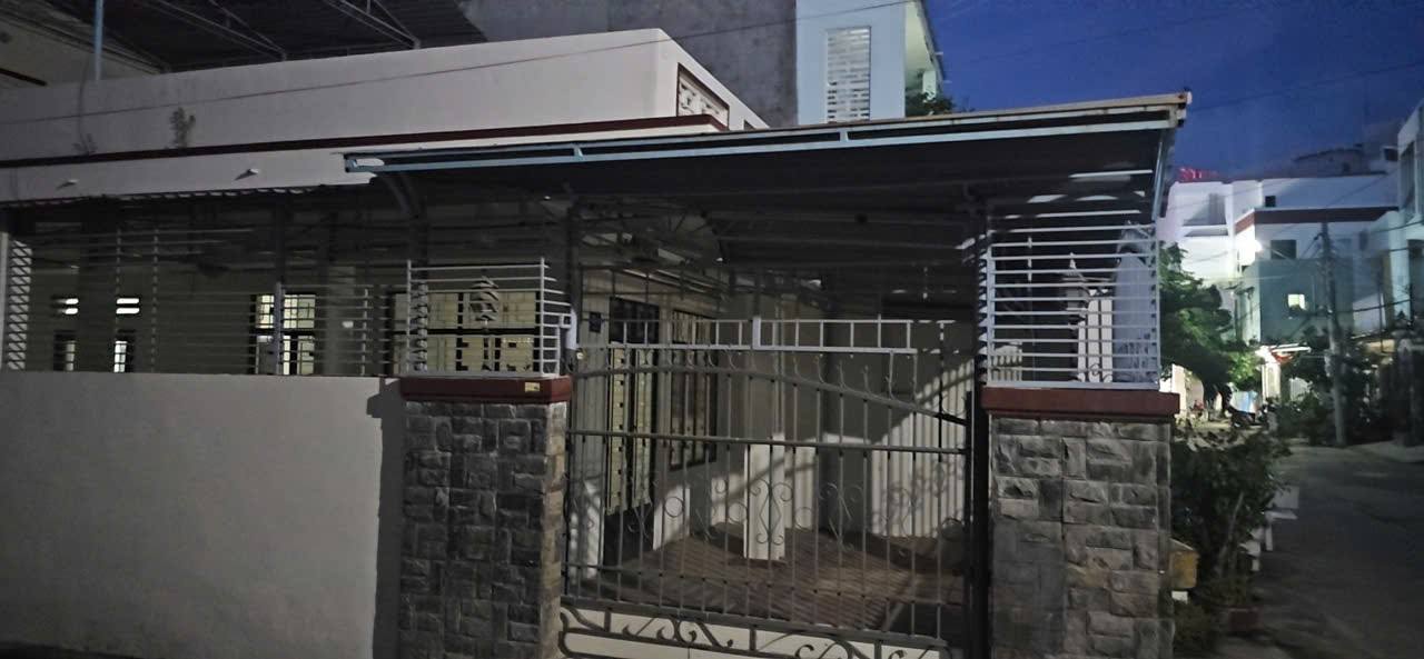 Nhà 2 mặt tiền đường Trần Phú 104m² giá 4.25 tỷ - Tiện ích đầy đủ, dễ dàng di chuyển!