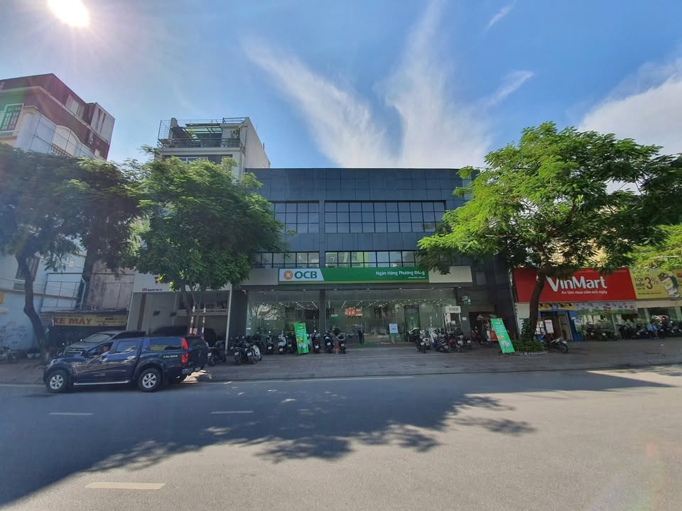 Cho thuê tòa nhà mặt phố Nguyễn Văn Cừ, Long Biên - 18m mặt tiền, 3 tầng riêng biệt