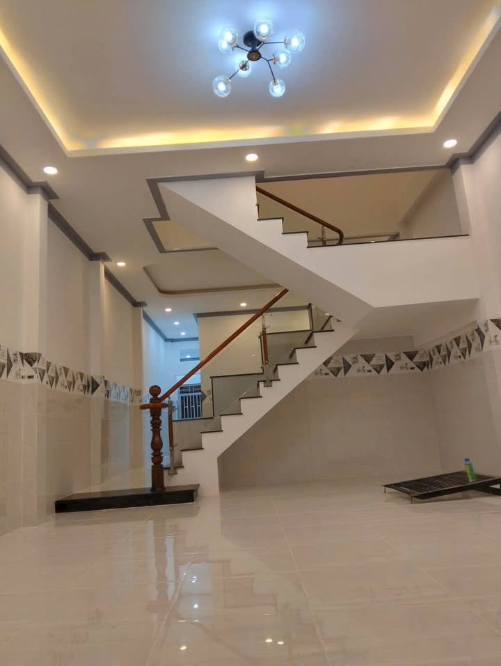 Nhà mới 1 trệt 1 lầu tại KDC Phường Long Châu Tân, Vĩnh Long 142m² giá 2.55 tỷ - Thiết kế hiện đại, sẵn sàng ở ngay!