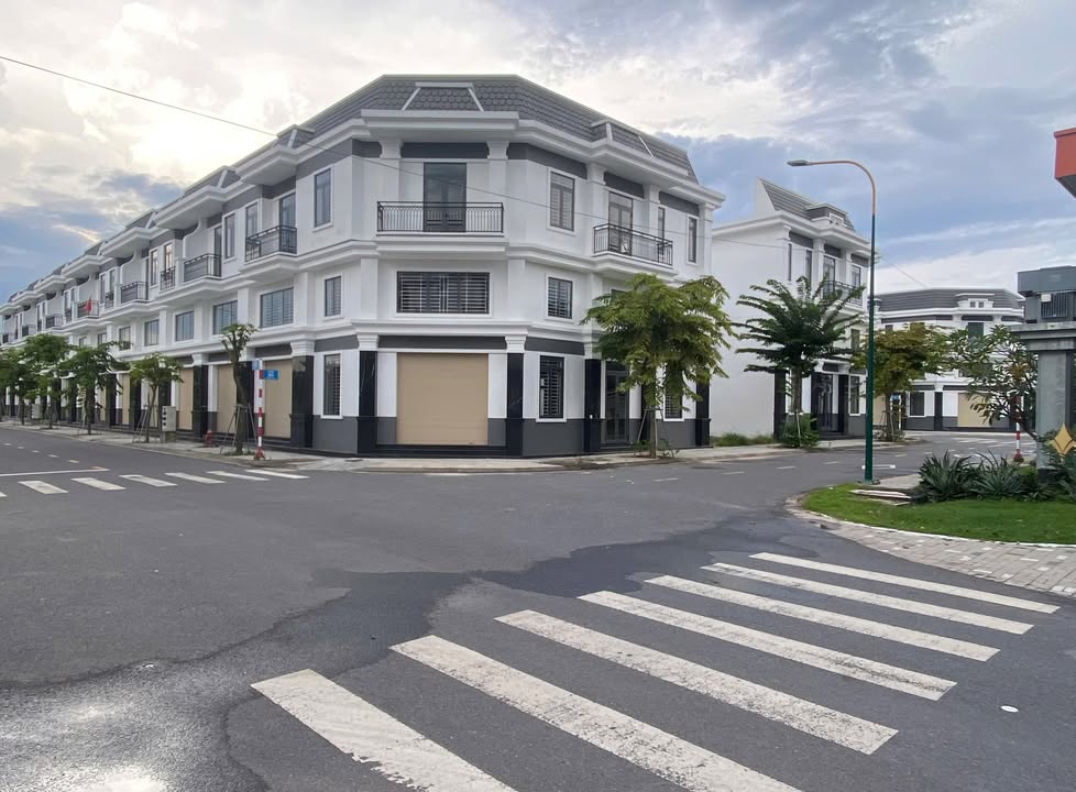 Nhà phố xây sẵn tại Bến Cát, Bình Dương 100m² giá 2,5 tỷ - Ở ngay, sổ hồng trao tay!