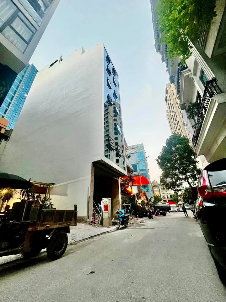 Building 10 tầng Lạc Long Quân 118m² giá 70 tỷ - Thiết kế sang trọng, đầu tư sinh lời!
