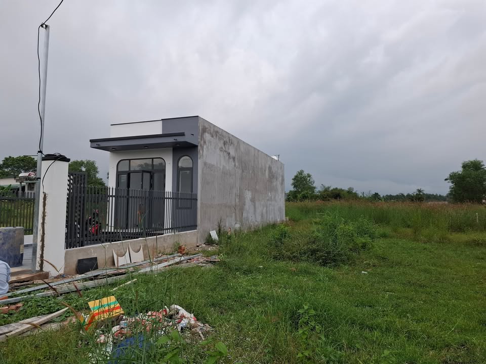 Nhà đẹp mới xây Tây Ninh 180m² giá 1.14 tỷ - Sân ô tô thoải mái!