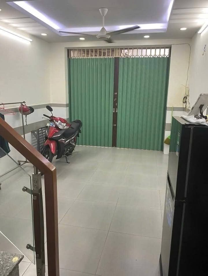 Nhà hẻm 870 Lạc Long Quân 32m² giá 3.8 tỷ - Phù hợp gia đình trẻ!