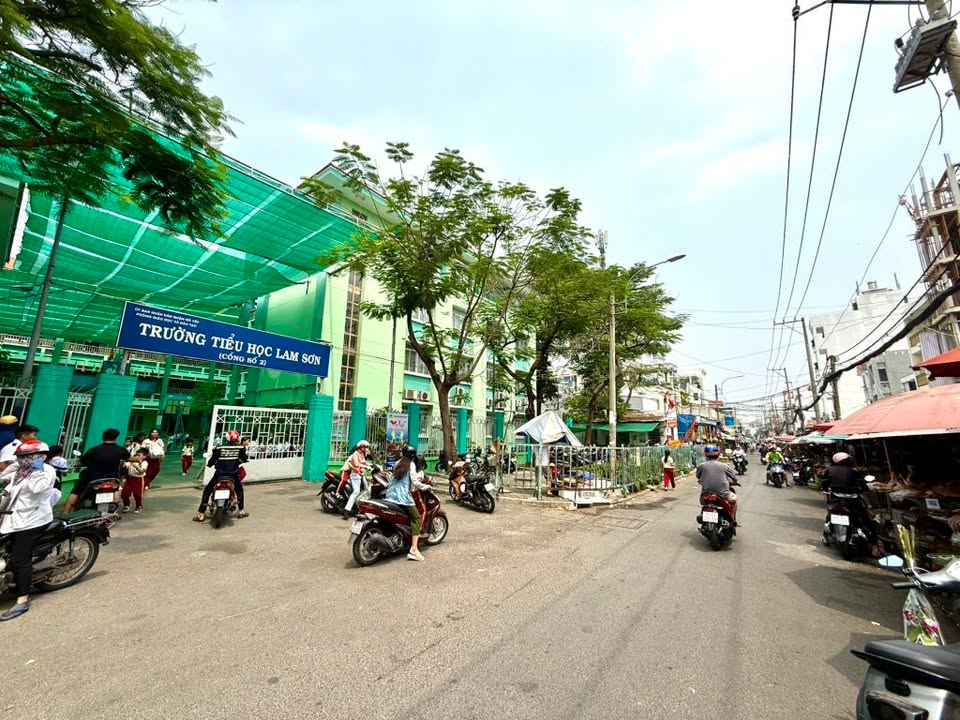 Bán nhà 4 tầng mặt tiền chợ Phạm Văn Chiêu 110m² giá 14.2 tỷ - Vị trí đắc địa, kinh doanh sầm uất!