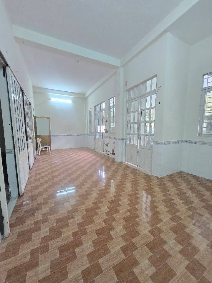 Nhà phố Dĩ An 40m² giá 3.7 tỷ - Kinh doanh sầm uất, hẻm xe hơi tránh!