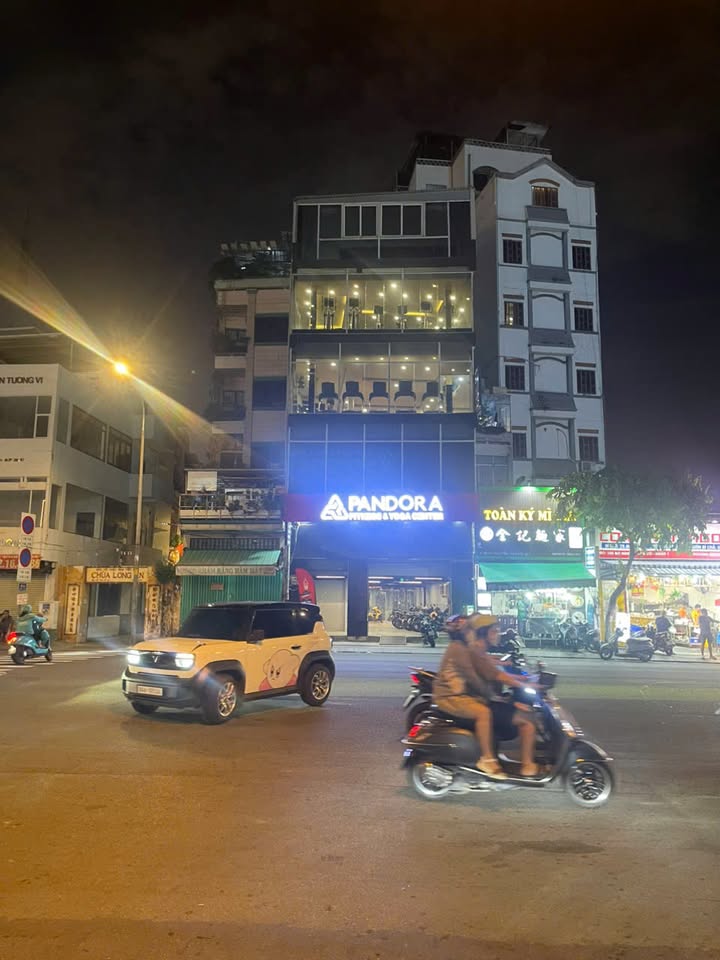 Cho thuê nhà phố Nguyễn Văn Cừ Quận 1 127m² giá thỏa thuận - Mặt tiền 7.5m, 6 tầng sang trọng!