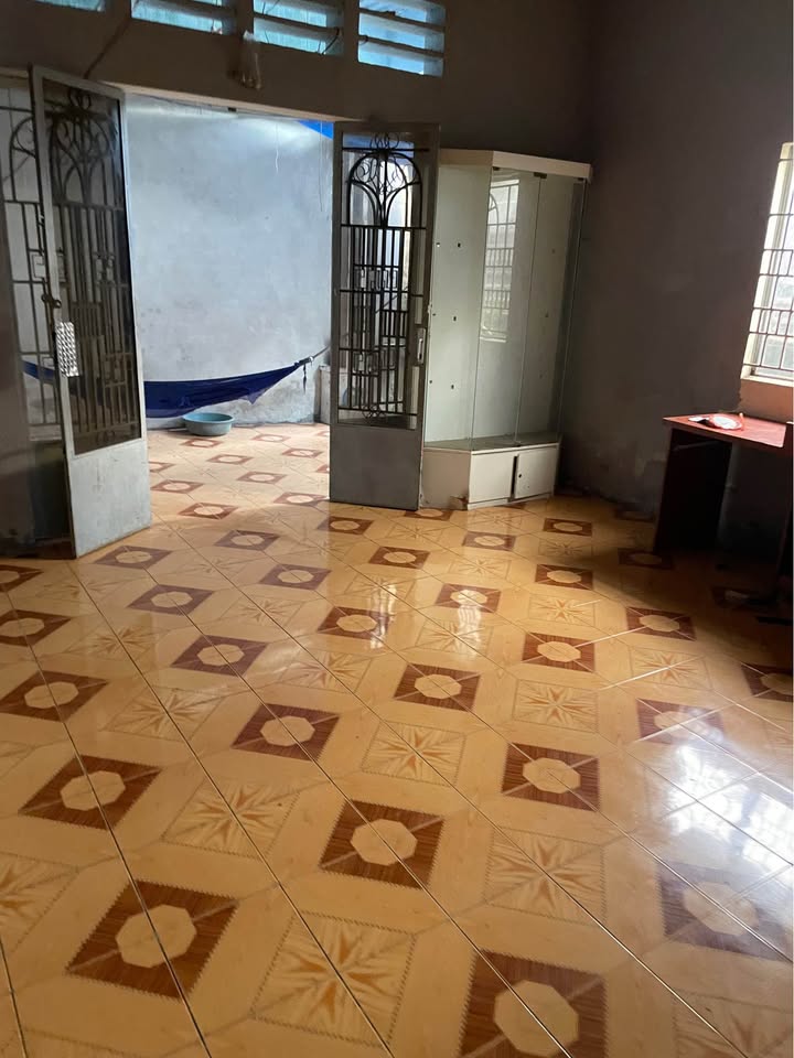 Cho thuê nhà hẻm 155 Võ Văn Hát 300m² giá chỉ 4 triệu - Không gian thoải mái cho mọi hoạt động!