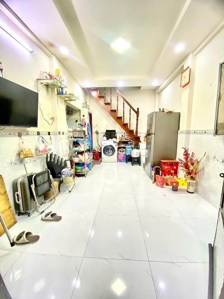 Nhà nguyên căn quận 3 2 tầng giá 8.5 triệu - Full nội thất, an ninh tốt!