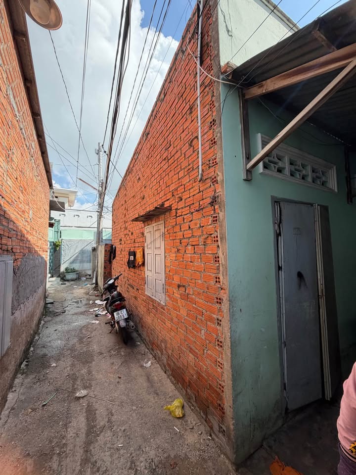 Nhà lô góc 3 mặt tiền hẻm xe máy Bình Hưng 48m² giá 600 triệu - Cơ hội đầu tư tuyệt vời!